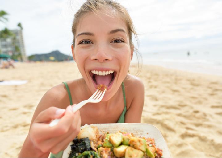 Junge Frau isst eine Bowl mit frischen Zutaten