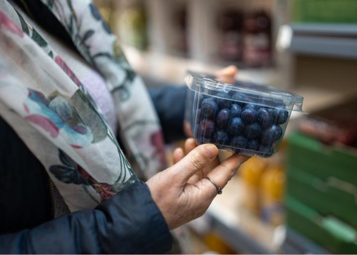 Frau kauft Heidelbeeren