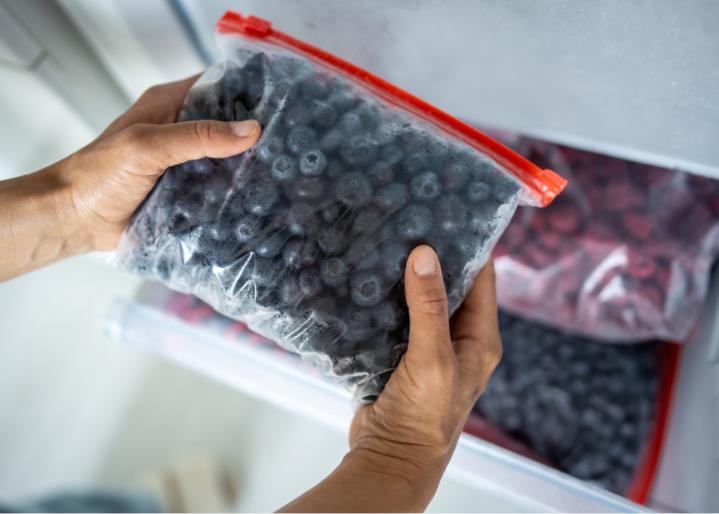 Gefrorene Heidelbeeren im Beutel