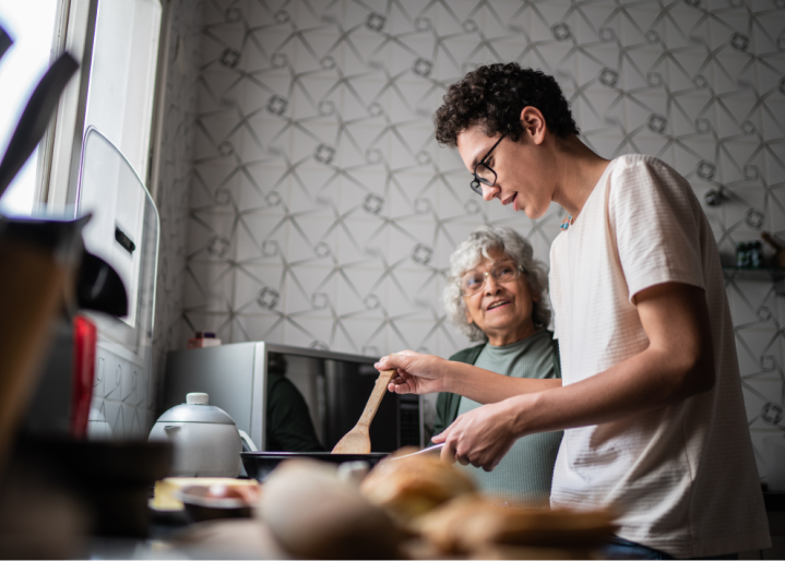 Enkel und Grossmutter kochen zusammen zu Hause