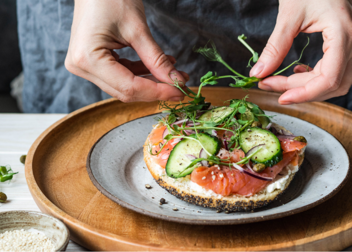Femme préparant un toast sain au saumon